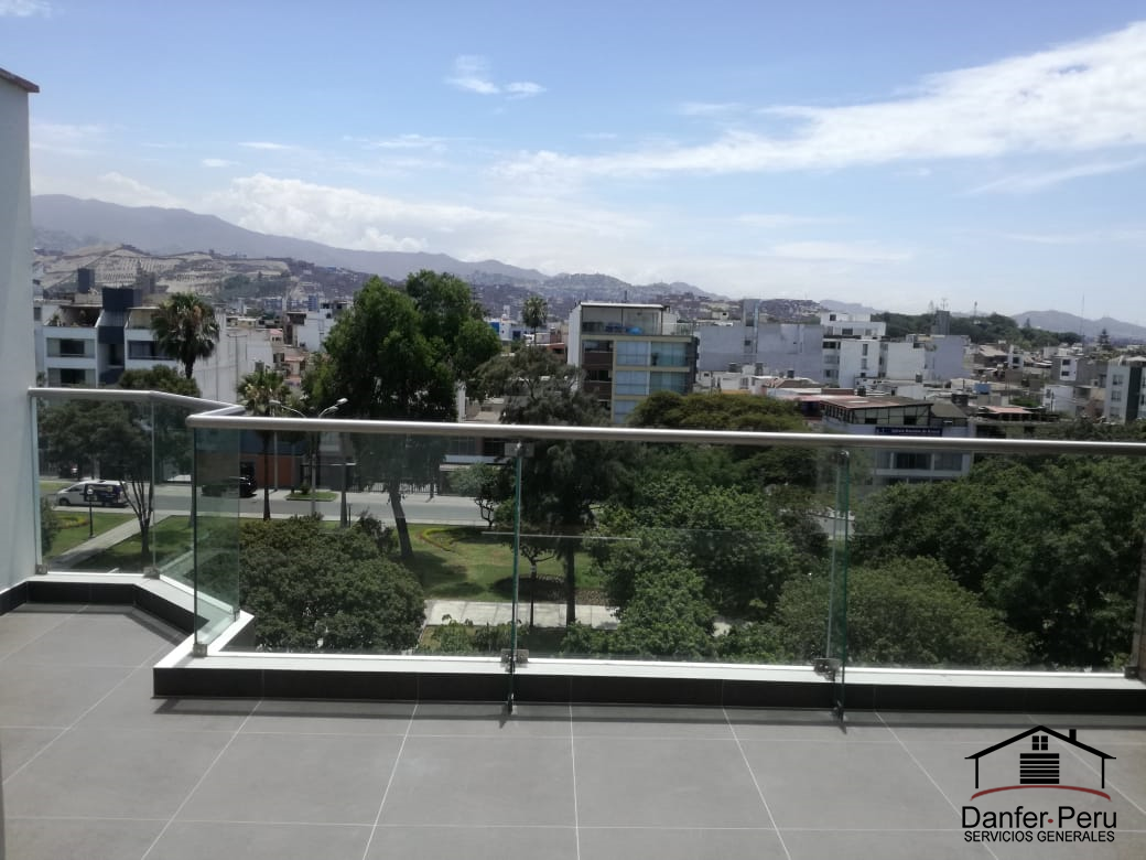 Baranda de acero y vidrio